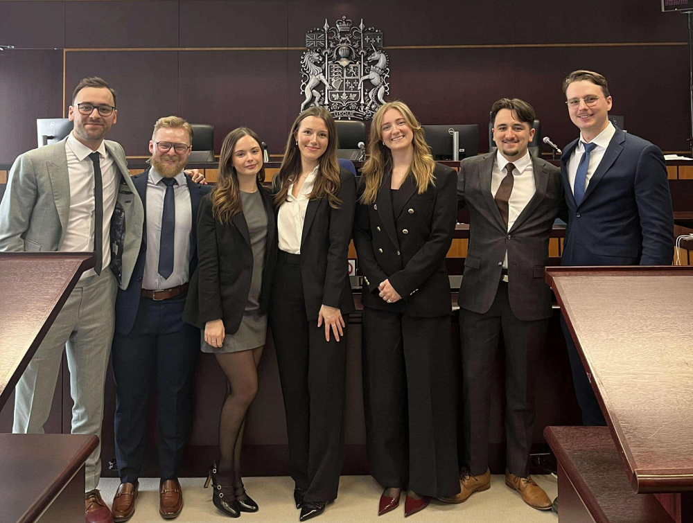 Me Julien Dubois (coach), Hugo Pr&eacute;vosto, Maxim Roulier, Camila Wilscam, Mathilde Philie, Simon Archambault et Me Harold Martin (coach)