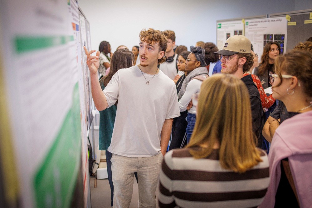 Envie d'&eacute;tudier en recherche &agrave; la ma&icirc;trise, au doctorat ou au postdoctorat &agrave; l'UdeS? Les possibilit&eacute;s sont infinies!