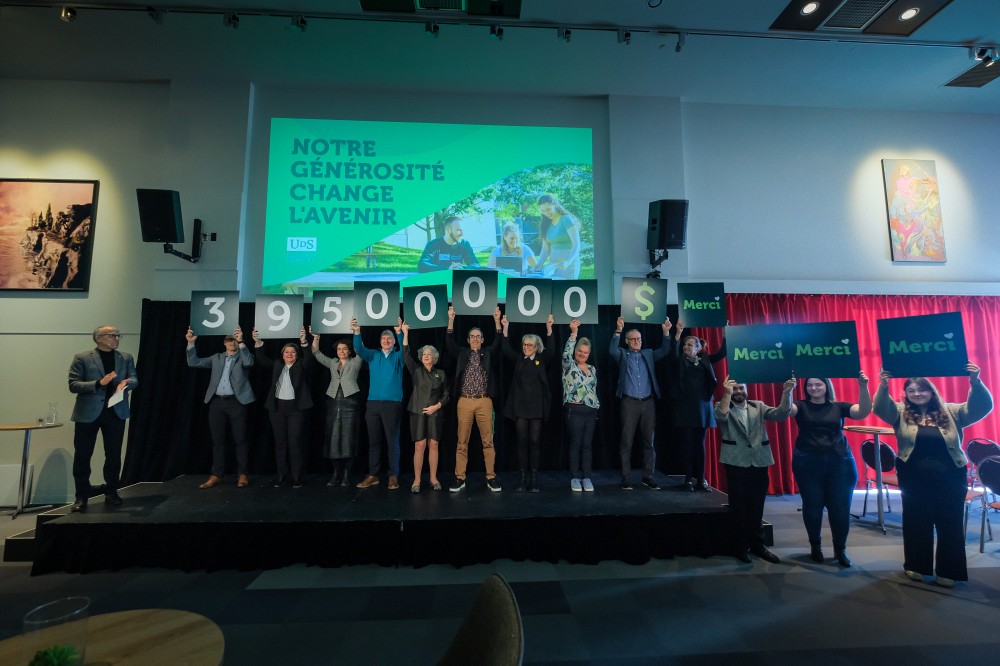 Accompagn&eacute;s par le recteur Pierre Cossette, les doyennes et doyens, les personnes repr&eacute;sentantes du Vert & Or, des Arts et de la culture, et des associations &eacute;tudiantes ont d&eacute;voil&eacute; la somme record amass&eacute;e de 39,5 M$ par la communaut&eacute; UdeS.