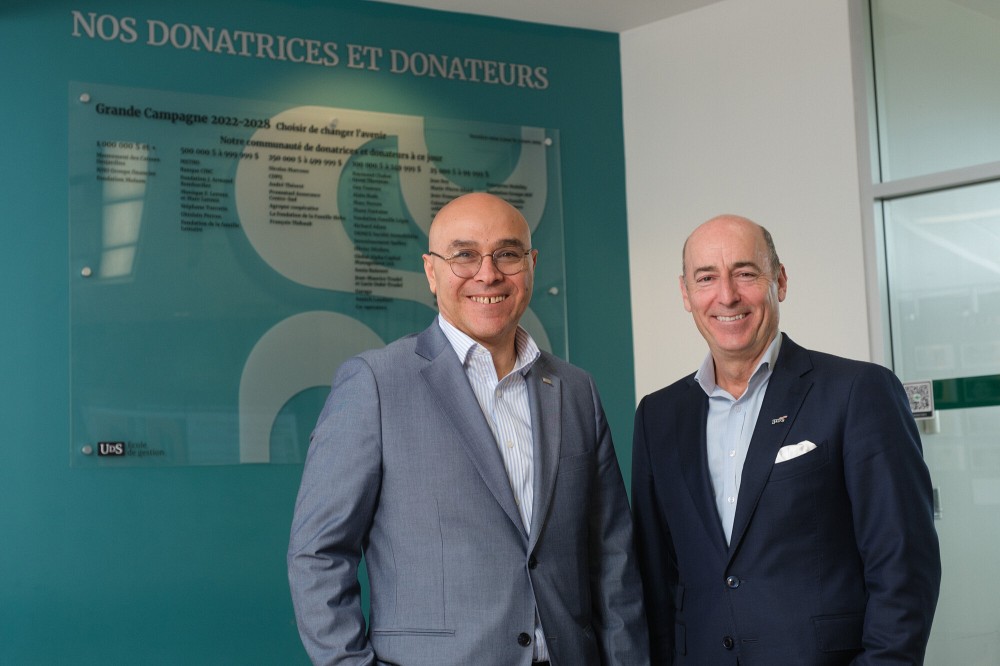 Le doyen de l&rsquo;&Eacute;cole de gestion, Pr&nbsp;Abdelouahab Mekki Berrada, accompagn&eacute; du copr&eacute;sident du Cabinet de campagne de l&rsquo;&Eacute;cole de gestion, Nicolas Marcoux, devant le mur des donatrices et donateurs.