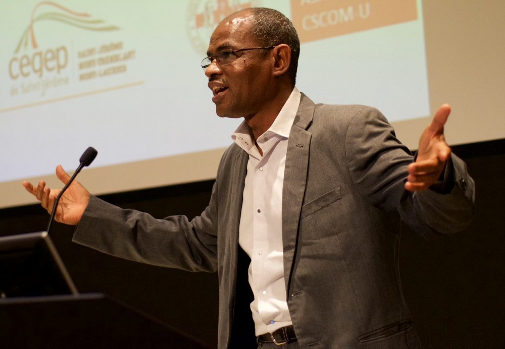 Dr Mahamane&nbsp;Ma&iuml;ga&nbsp;donnant une conf&eacute;rence aux professeurs et &eacute;tudiants de la Facult&eacute; de m&eacute;decine et des sciences de la sant&eacute; (FMSS).