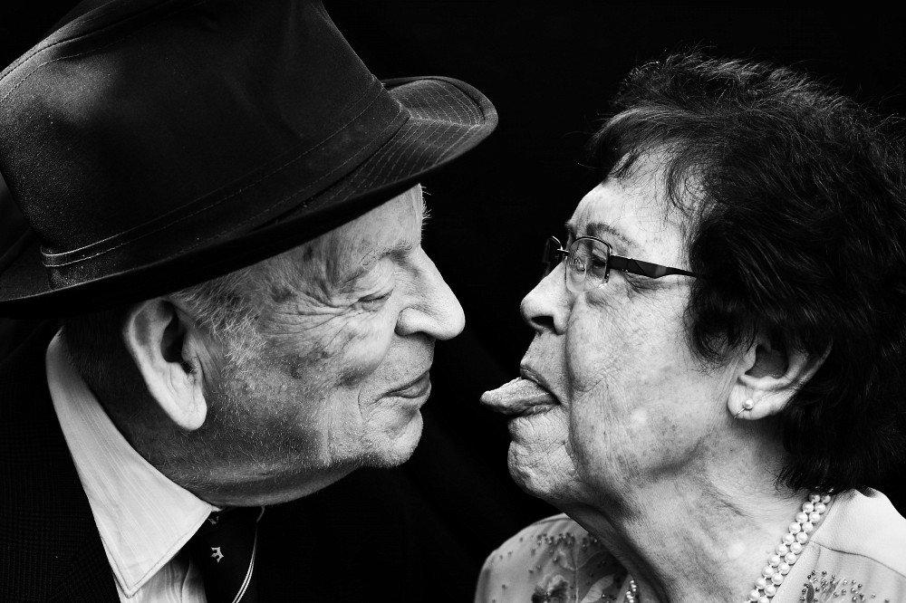 Cette photo a &eacute;t&eacute; prise juste avant le 70e anniversaire de mariage de Berthe et Roland. Encore grandement amoureux, le couple adorait passer du temps ensemble et profiter de la vie. Berthe est d&eacute;c&eacute;d&eacute;e, laissant dans le deuil sa famille, ses amies et son Roland. D&eacute;couvrez une partie de leur touchante histoire, et celles d'autres personnes a&icirc;n&eacute;es, gr&acirc;ce &agrave; cette exposition.