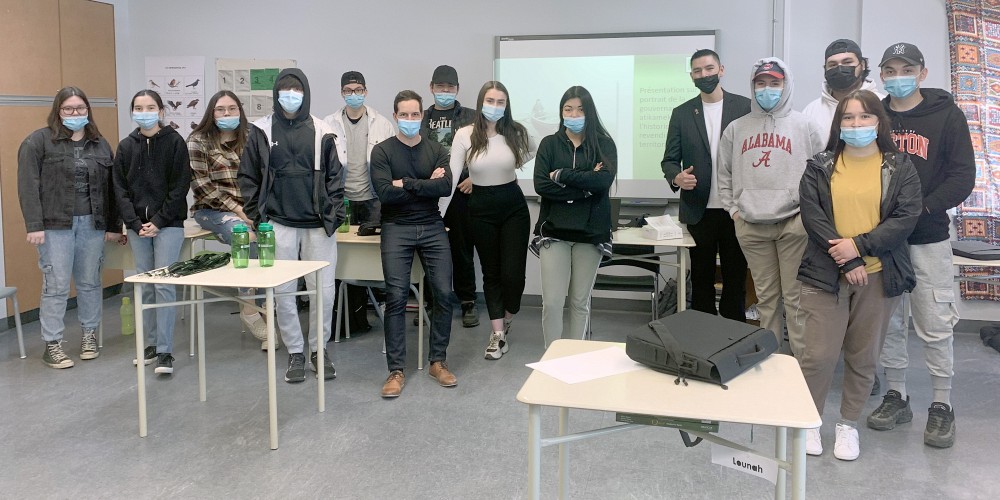 L'&eacute;quipe de Sherbrooke en compagnie d'&eacute;tudiantes et d'&eacute;tudiants de l'&eacute;cole&nbsp;secondaire Nikanik dans la communaut&eacute; atikamekw de Wemotaci.