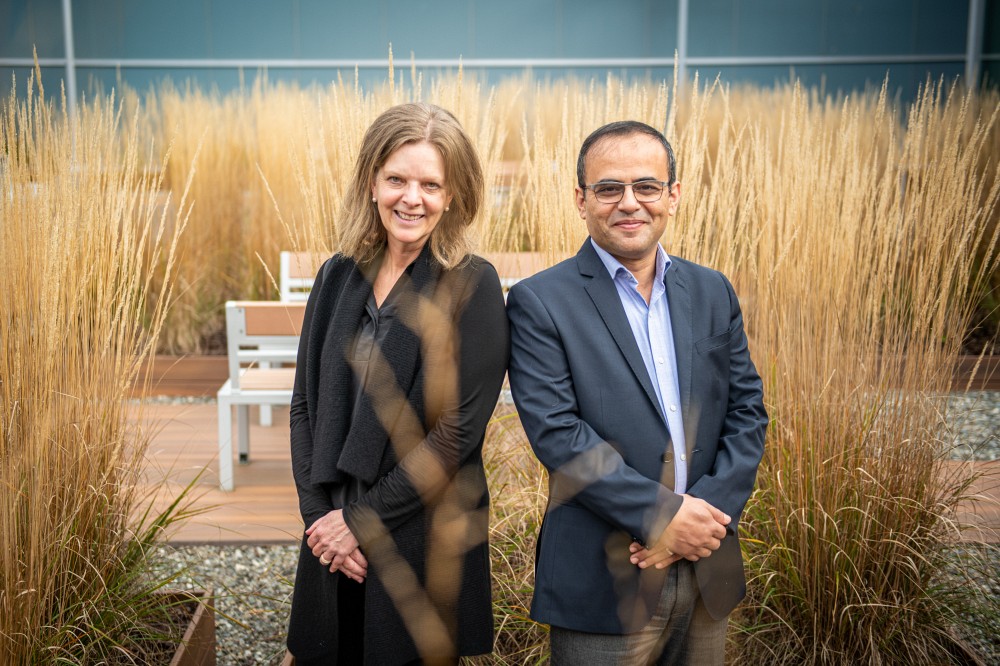 La Pre Susan Reid, de l'Universit&eacute; Bishop's, et le Pr Bessam Abdulrazak, de l'UdeS, travaillent sur des projets de recherche conjointement.
