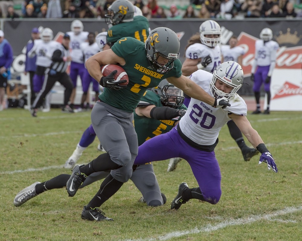 Vincent Cl&eacute;roux-Gaudreau a marqu&eacute; deux touch&eacute;s &agrave; son dernier match en carri&egrave;re au stade de l'UdeS dans une victoire de 42-29 du Vert & Or sur les Gaiters le 31 octobre en apr&egrave;s-midi.