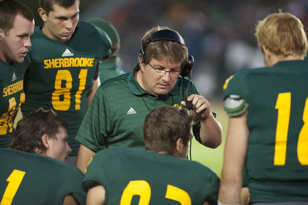L'entra&icirc;neur-chef de l'&eacute;quipe de football, David Lessard, convie les entra&icirc;neurs de partout au Qu&eacute;bec &agrave; la clinique du Vert&nbsp;&&nbsp;Or.