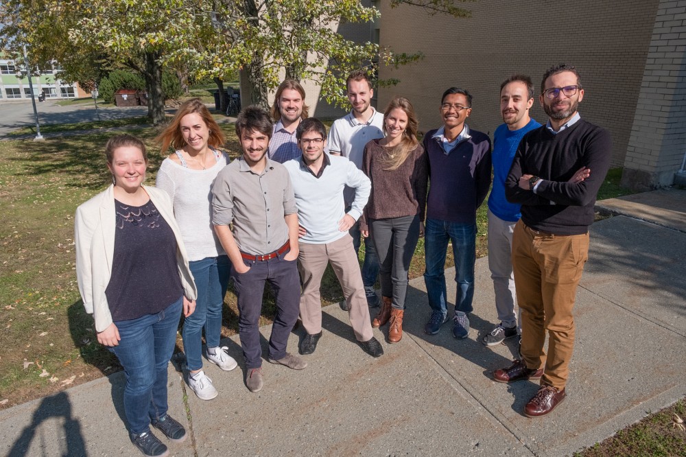 Le professeur Mourad Ben Amor et ses &eacute;tudiants.