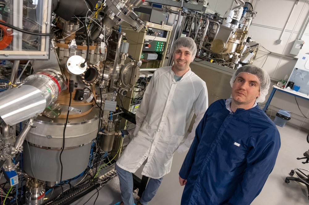 Guillaume Gomm&eacute;, stagiaire postdoctoral, et Christophe Rodriguez, professionnel de recherche, travaillent tous les deux dans l'&eacute;quipe du Pr Maher. Ici, la salle d'&eacute;pitaxie du 3IT.