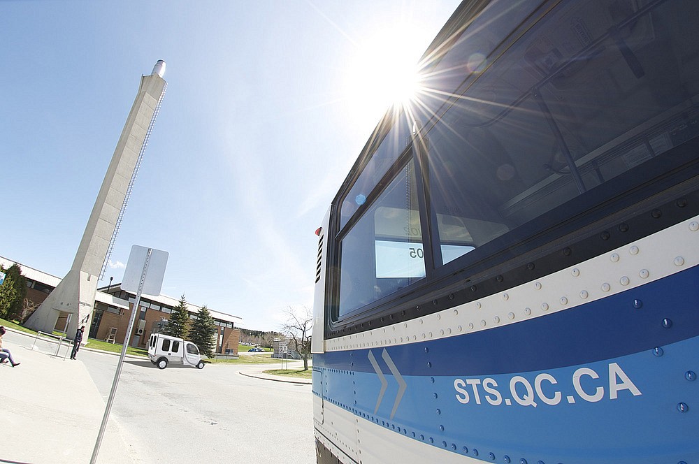 L'UdeS se distingue notamment pour son programme de libre-acc&egrave;s au transport en commun et l'utilisation de v&eacute;hicules &eacute;lectriques dans son parc automobile.