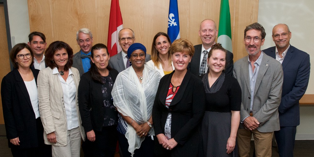 La ministre Marie-Claude Bibeau &eacute;tait fi&egrave;re d&rsquo;annoncer un investissement important en sant&eacute; lors de son passage &agrave; l&rsquo;Universit&eacute; de Sherbrooke. On la voit ici entour&eacute;e de plusieurs collaborateurs de l&rsquo;UdeS (notamment de la FLSH et de la FMSS), du C&eacute;gep Saint-J&eacute;r&ocirc;me, du minist&egrave;re du D&eacute;veloppement international et du Centre de coop&eacute;ration internationale en sant&eacute; et d&eacute;veloppement.