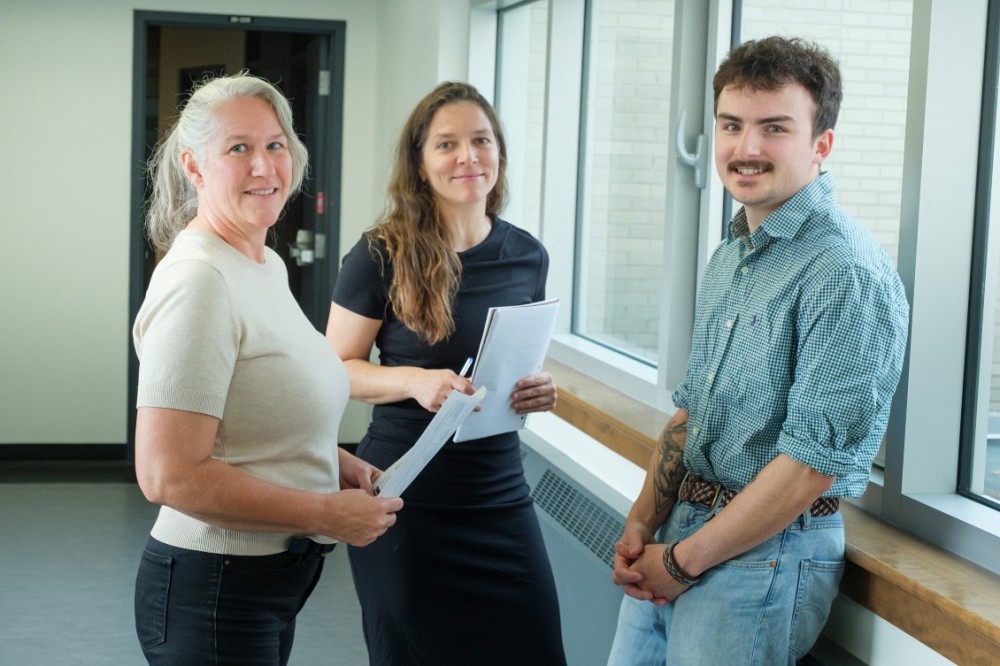 Carole Corriveau, coordonnatrice de la formation de 1er cycle en environnement, Karine V&eacute;zina, coordonnatrice des programmes de 2e cycle et Nathan Charbonneau-Dufort, &eacute;tudiant au baccalaur&eacute;at en &eacute;tudes de l'environnement.