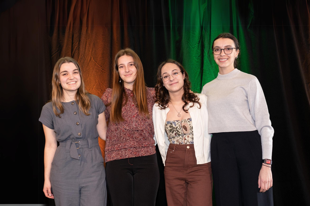 Les quatre r&eacute;cipiendaires de la M&eacute;daille du lieutenant-gouverneur lors de la c&eacute;r&eacute;monie du D&eacute;fi de l'engagement &eacute;tudiant 2024.