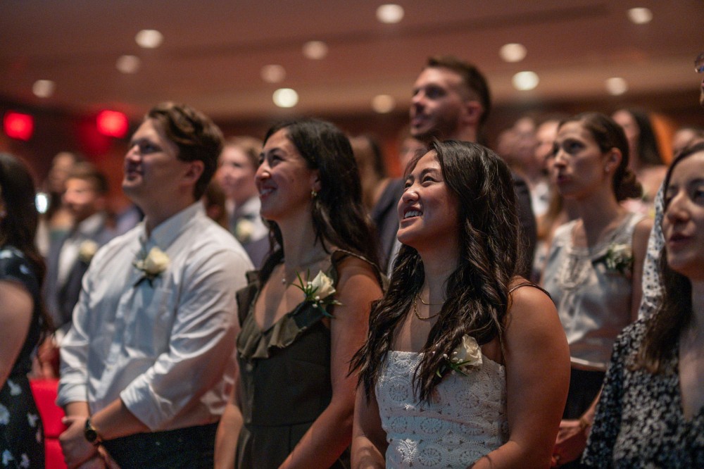 Les nouveaux m&eacute;decins prononcent leur serment professionnel.