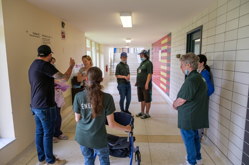 Les membres de l'&eacute;quipe &Eacute;nergie, en compagnie de Jo&euml;lle Morissette, du Service des immeubles, et d'Olivier Roy, du&nbsp;CIUSSS de l'Estrie&nbsp;&ndash;&nbsp;CHUS.