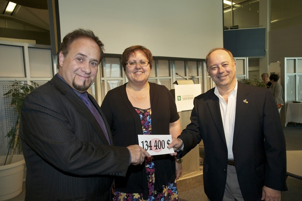 Daniel Forgues, de Centraide Estrie, ainsi que Carole Jean et Ren&eacute; Alarie, qui ont contribu&eacute; &agrave; coordonner la derni&egrave;re campagne de sollicitation aupr&egrave;s du personnel de l&rsquo;UdeS.