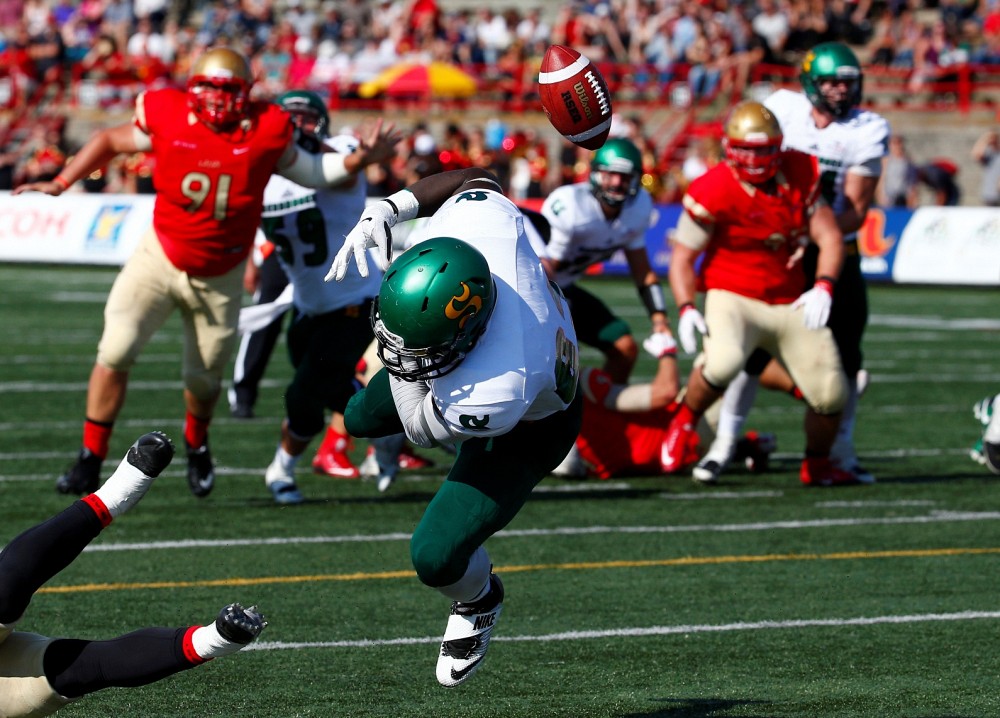 Le Vert & Or a &eacute;t&eacute; compl&egrave;tement renvers&eacute; par le Rouge et Or dimanche apr&egrave;s-midi, au Stade Telus de l'Universit&eacute; Laval.