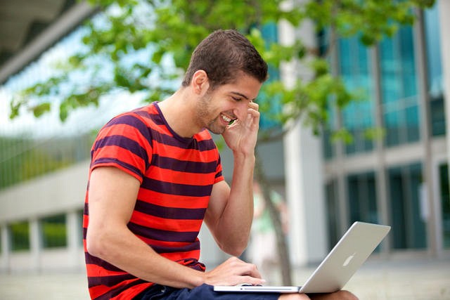 L&rsquo;application Office 365 en ligne peut &ecirc;tre utilis&eacute;e sur les t&eacute;l&eacute;phones intelligents, les tablettes, les ordinateurs personnels ou les ordinateurs Mac. Les &eacute;tudiants peuvent aussi t&eacute;l&eacute;charger ces produits sur cinq de leurs appareils compatibles.