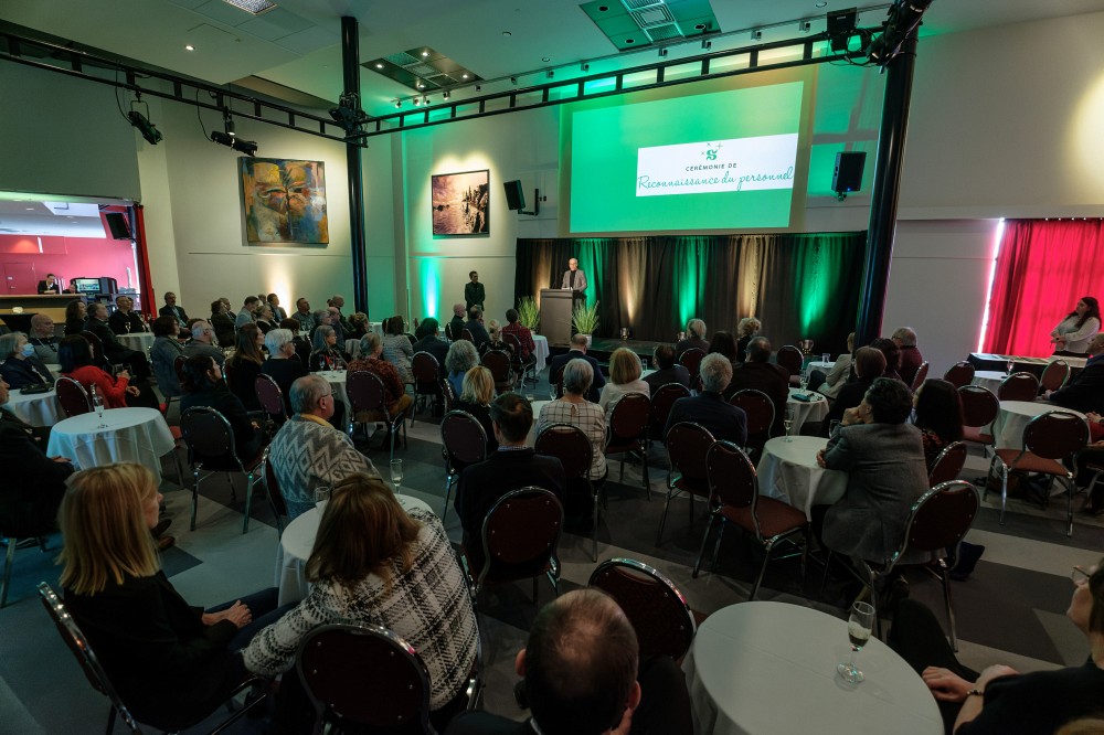 Chaque ann&eacute;e, la C&eacute;r&eacute;monie de reconnaissance du personnel souligne les 25 ans de service ou le d&eacute;part &agrave; la retraite des membres du personnel de l'UdeS.