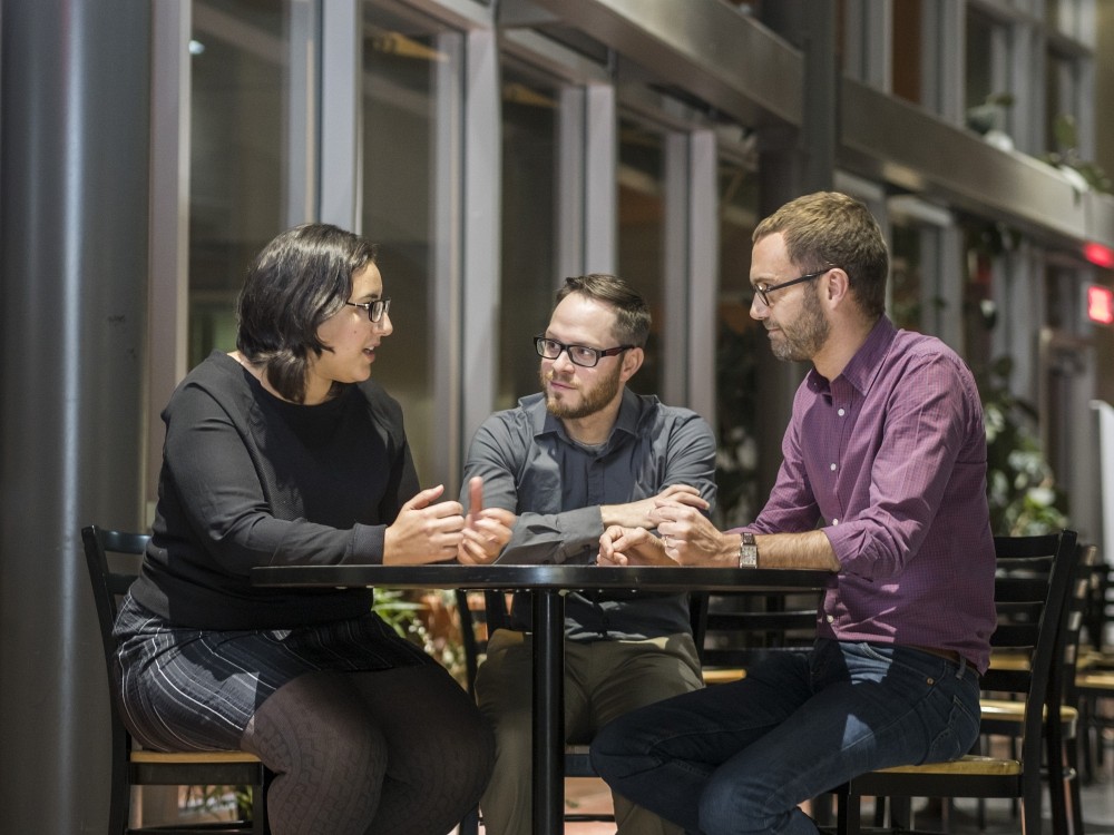 Safa Ben Saad, chercheure postdoctorale, et Daniel Chevalier, doctorant en &eacute;tudes du religieux contemporain, en compagnie du titulaire de la Chaire, David Koussens.