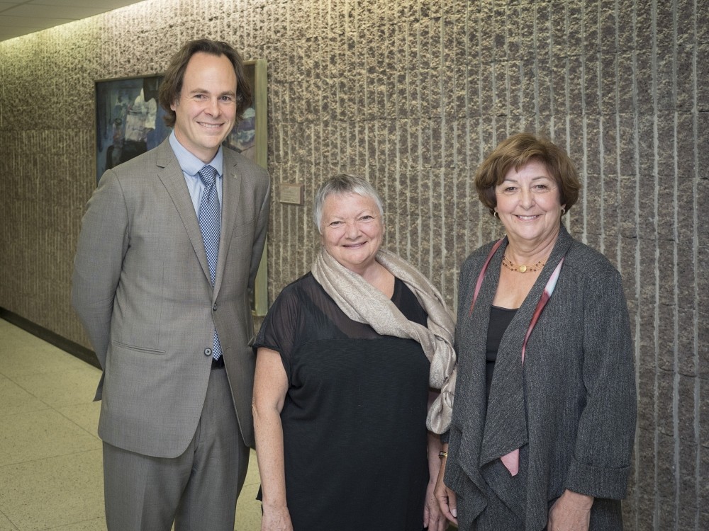 H&eacute;l&egrave;ne Lariv&eacute;e et Carole Besner, en compagnie du doyen S&eacute;bastien Lebel-Grenier.