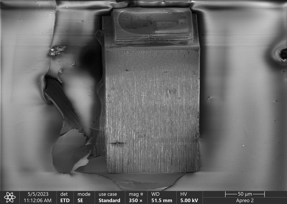 Cellule de 100 x 100 microns qui repr&eacute;sente une cellule mesurant 1 dixi&egrave;me de millim&egrave;tre de c&ocirc;t&eacute;, ce qui est &agrave; notre connaissance la cellule solaire de ce type-l&agrave; la plus petite jamais fabriqu&eacute;e.