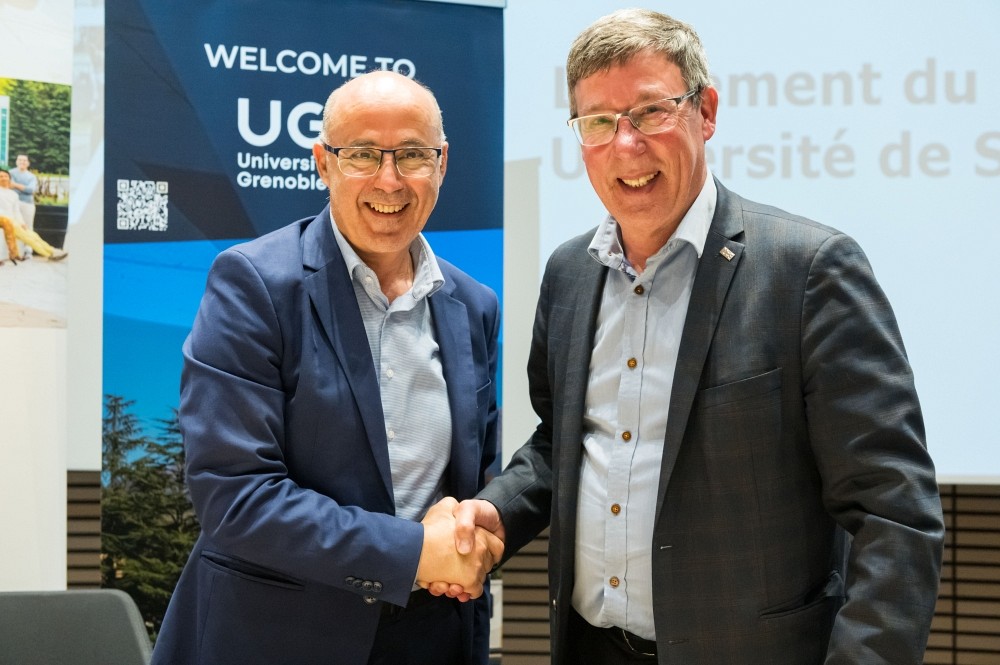 Le pr&eacute;sident de l&rsquo;Universit&eacute; Grenoble Alpes, professeur Yassine Lakhnech, et le recteur de l&rsquo;Universit&eacute; de Sherbrooke, professeur Jean-Pierre Perreault, ont sign&eacute; un accord-cadre de partenariat, le 2 juin 2026 &agrave; Grenoble.