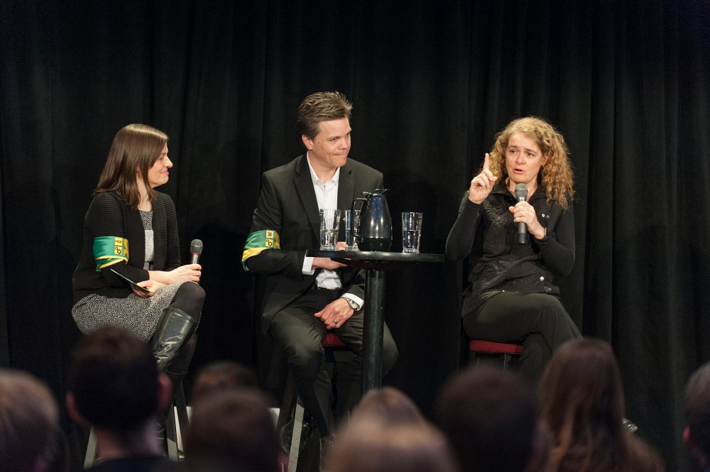 &Egrave;ve Langelier, professeure et titulaire de la Chaire CRSNG&nbsp;pour les femmes en sciences et en g&eacute;nie au Qu&eacute;bec, Patrik Doucet, doyen de la Facult&eacute; de g&eacute;nie, et Julie Payette, ing&eacute;nieure et astronaute