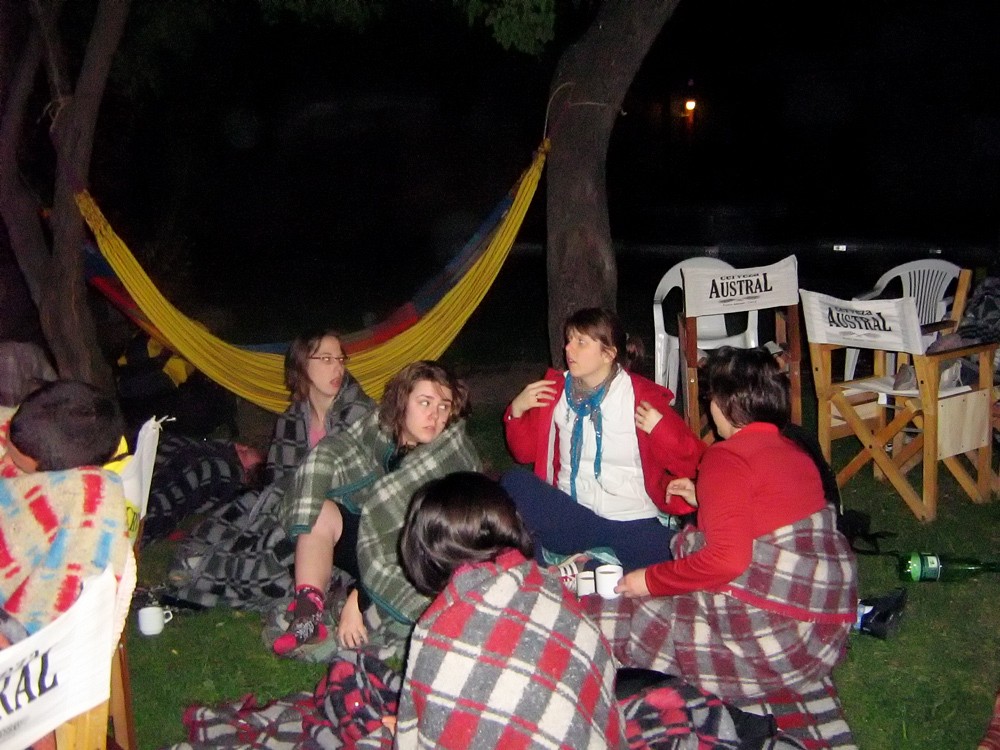 Neuf &eacute;tudiantes de la Facult&eacute; d&rsquo;&eacute;ducation ont pass&eacute; la nuit dans la cour de leur auberge de Santiago, en raison des puissants s&eacute;ismes du 27 f&eacute;vrier (cette photo) et du 5 mars.