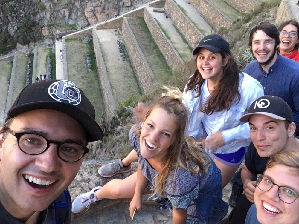 Dans le petit sentier surplombant la falaise &agrave; Ollantaytambo, le professeur Maurice Demers (&agrave; gauche) et quelques &eacute;tudiants qui ont particip&eacute; &agrave; ce voyage d'&eacute;tudes au P&eacute;rou.