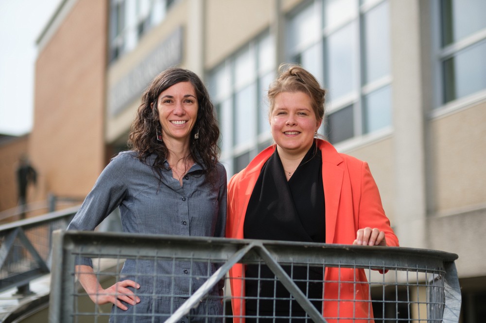Joelle Lepage, coordonnatrice du Centre RBC d'expertise universitaire en sant&eacute; mentale, et Myl&egrave;ne Villeneuve Cyr, coordonnatrice de recherche du Groupe de recherche et d&rsquo;intervention sur les adaptations sociales de l'enfance (GRISE).Photo : Michel Caron UdeS