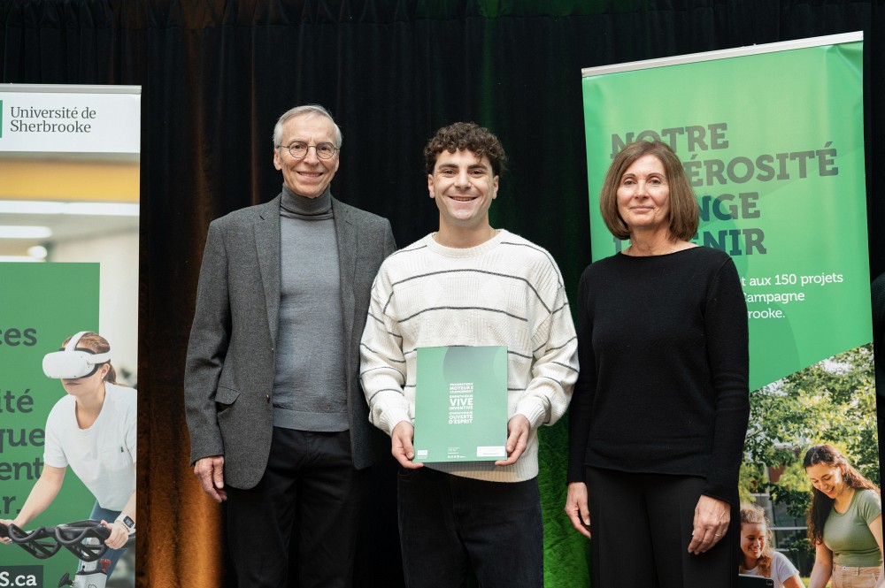 Remise officielle de la bourse Jean Lussier pour un stage en milieu communautaire.Sur la photo : monsieur Jean Lussier et madame Sylvie Grenier (donateurs), Maxime bourgeois (stagiaire).