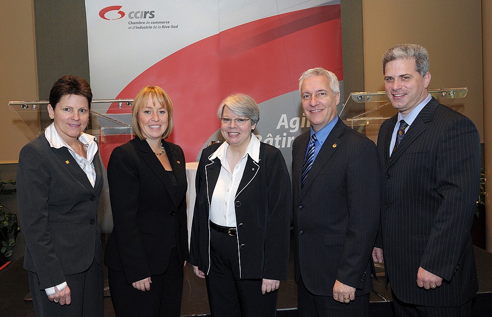 Lise Caza, gouverneure de la Chambre de commerce et d'industrie de la Rive-Sud (CCIRS), Caroline St-Hilaire, mairesse de Longueuil, Lyne Bouchard, vice-rectrice au Campus de Longueuil, Yvan Gendron, directeur g&eacute;n&eacute;ral de l'H&ocirc;pital Charles-LeMoyne, et Normand Chadwick, pr&eacute;sident de la CCIRS.