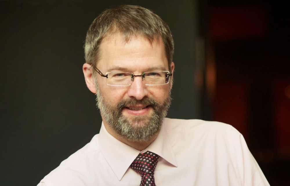 Le professeur Claude Mathieu, responsable de la nouvelle concentration de 2e&nbsp;cycle en lutte contre la criminalit&eacute; financi&egrave;re &agrave; la ma&icirc;trise en administration de l'UdeS.