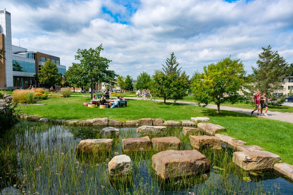 L&rsquo;UdeS s&rsquo;est vu remettre un prestigieux prix national de l&rsquo;ACPAU pour avoir d&eacute;velopp&eacute; un indice de sant&eacute; organisationnelle r&eacute;v&eacute;lateur et &agrave; son image.