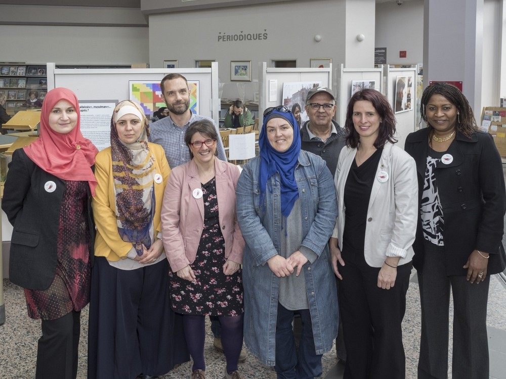 De gauche &agrave; droite : Eve Torres; une citoyenne; David Koussens; Mich&egrave;le Vatz-Laaroussi, professeure &agrave; l'&Eacute;cole de travail social; une citoyenne; Abdelaziz Laaroussi, Rencontre interculturelle des familles de l'Estrie); Annie Gotbout, conseill&egrave;re municipale et pr&eacute;sidente du comit&eacute; des relations interculturelles et de la diversit&eacute;; Mariame Ciss&eacute;, F&eacute;d&eacute;ration des Communaut&eacute;s Culturelles de l&rsquo;Estrie.