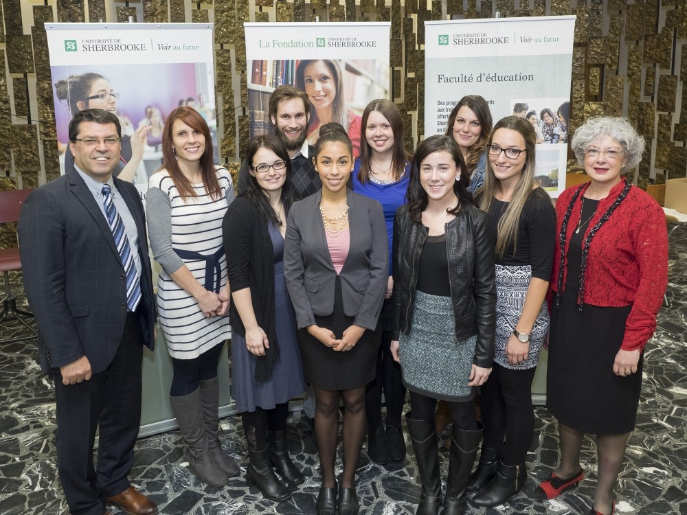 Les r&eacute;cipiendaires &agrave; la ma&icirc;trise des bourses institutionnelles accompagn&eacute;s de la Secr&eacute;taire g&eacute;n&eacute;rale, vice-rectrice aux relations internationales et vice-rectrice &agrave; la vie &eacute;tudiante, Jocelyne Faucher et le doyen, Serge Striganuk. 