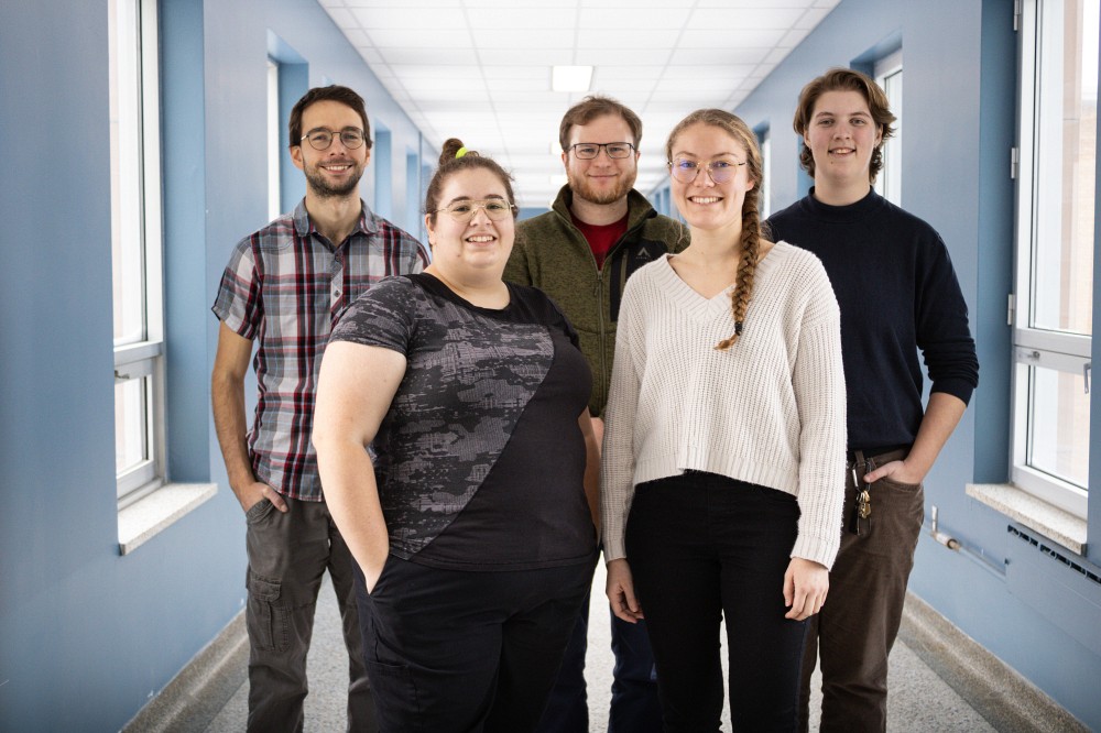 De gauche &agrave; droite: Nicolas Fontaine (arri&egrave;re), C&eacute;line Gosselin (avant), Paul Asselin (arri&egrave;re), Agathe Fayolle (avant)&nbsp;et Oc&eacute;ane Boudreau (arri&egrave;re)