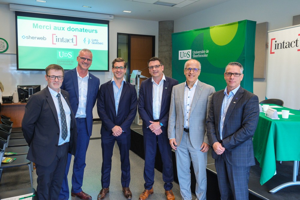 Armand Soldera, doyen de la Facult&eacute; des sciences de l&rsquo;UdeS; Marc Frappier, directeur scientifique du p&ocirc;le et titulaire de la Chaire de recherche en cybers&eacute;curit&eacute; post-quantique; Matthew Cassar, cofondateur et cochef de la direction de Sherweb; Patrick Barbeau, chef de l&rsquo;exploitation pour Intact Corporation financi&egrave;re; Pierre Cossette, recteur de l&rsquo;UdeS; Jean-Fran&ccedil;ois Bergeron, pr&eacute;sident et chef de la direction de Loto-Qu&eacute;bec