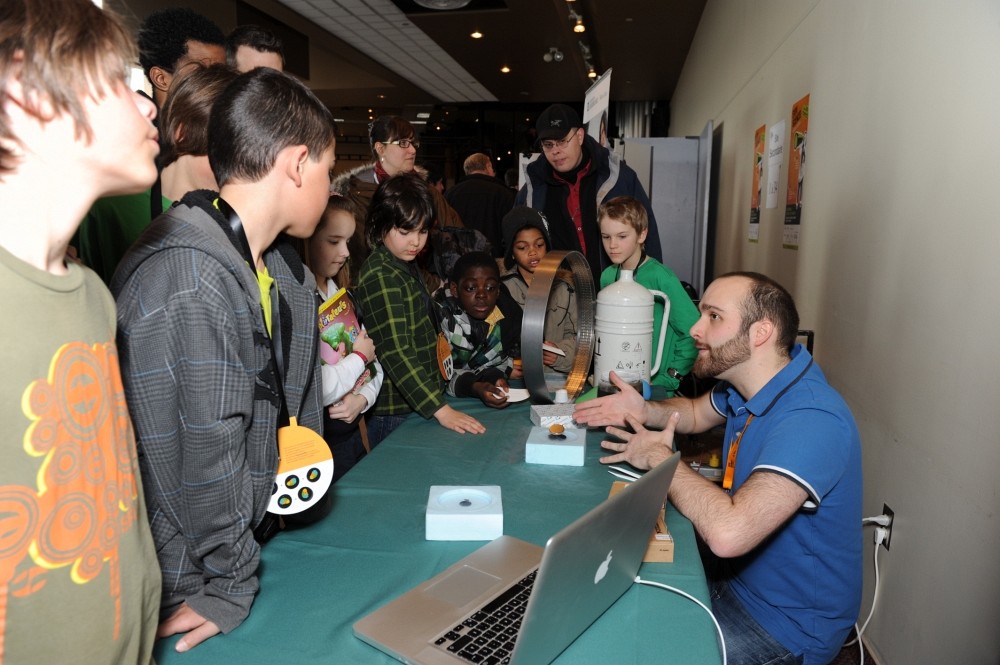 Alexis Reymbaut explique la l&eacute;vitation magn&eacute;tique aux visiteurs de la finale r&eacute;gionale de l'Expo-sciences 2013.