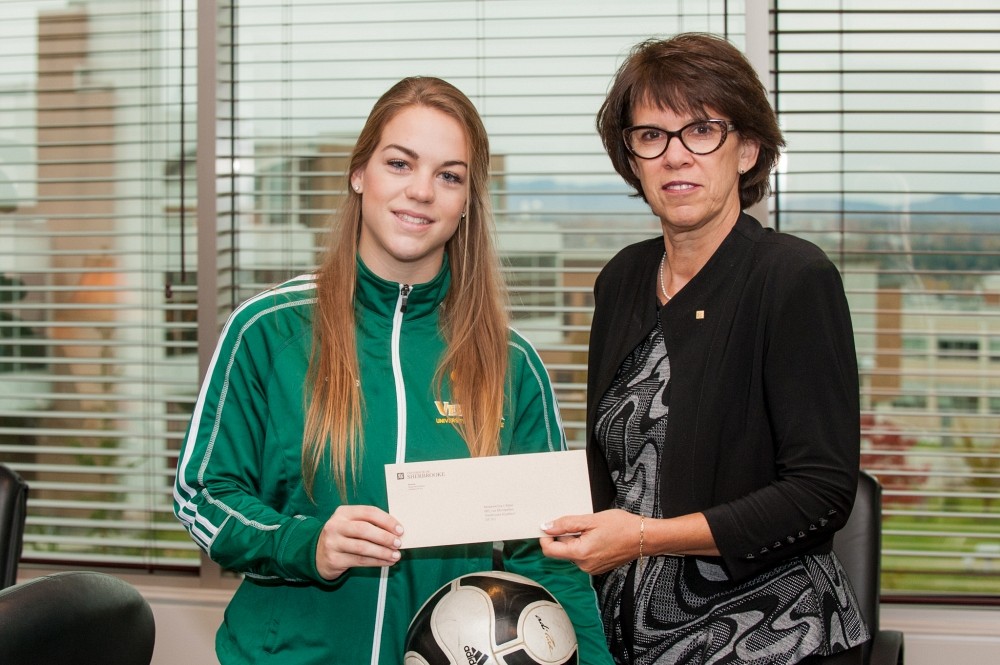 L'attaquante recrue de l'&eacute;quipe f&eacute;minine de soccer Vert & Or &Egrave;ve L'Abb&eacute; en compagnie de la la rectrice de l'UdeS, Pr Luce Samoisette.