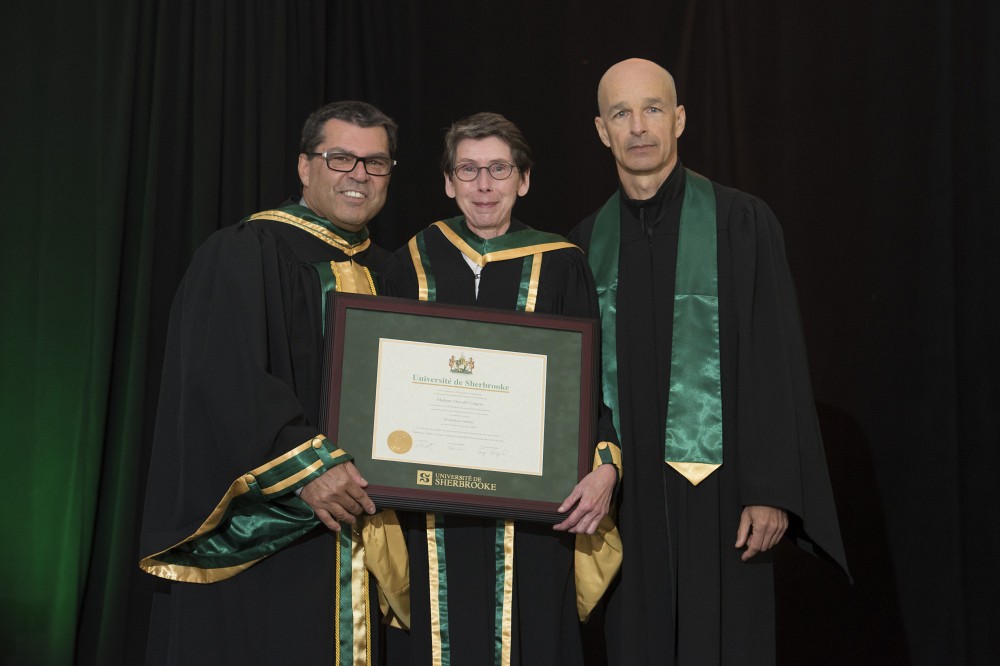 La nouvelle professeure &eacute;m&eacute;rite de la Facult&eacute; d'&eacute;ducation, Marcelle Gingras, a re&ccedil;u son dipl&ocirc;me le samedi 22 septembre dans le cadre de la c&eacute;r&eacute;monie facultaire de la Collation des grades 2018, en compagnie du Pr Serge Striganuk, doyen de la Facult&eacute; d'&eacute;ducation (&agrave; g.) et du directeur du D&eacute;partement d'orientation professionnelle, Pr Sylvain Bourdon.