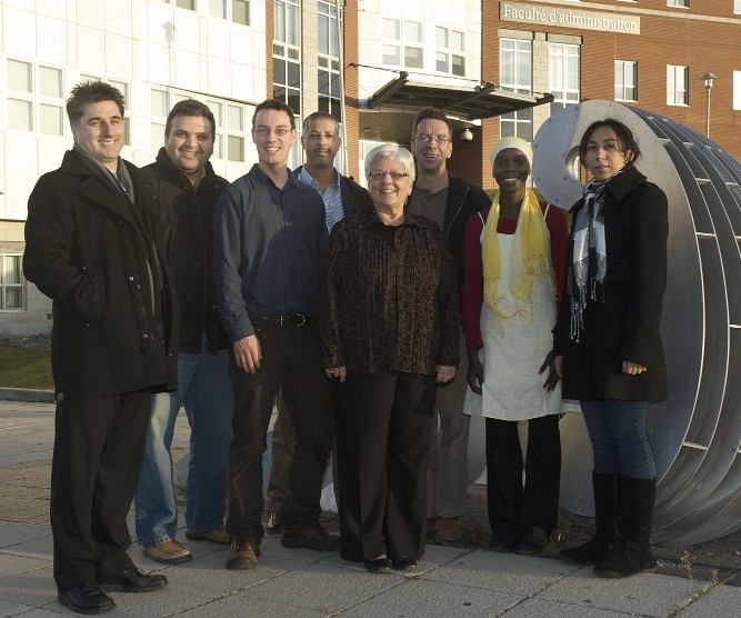 Quelques r&eacute;cipiendaires du programme de bourses et subventions du Programme d'apprentissage exp&eacute;rientiel par l'intervention communautaire (PAEIC) 2009&nbsp;: Marc D. David, Henry Vergara, Simon Bolduc (coordonnateur du PAEIC), Khalid Adnane, Nicole St-Martin (directrice scientifique du PAEIC), Jacques Caillouette, Djamala Ousmane Tinaou et Yenisse Alvarez.