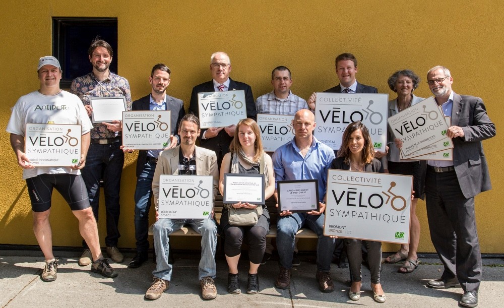 Les efforts de promotion de l'utilisation du v&eacute;lo d'une douzaine d'organisations ont &eacute;t&eacute; soulign&eacute;s par V&eacute;lo-Qu&eacute;bec. Le vice-recteur au d&eacute;veloppement durable et aux relations gouvernementales, le professeur Alain Webster (extr&ecirc;me droite), montre fi&egrave;rement les trois certifications re&ccedil;ues pas l'UdeS.