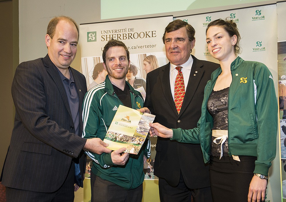 Le pr&eacute;sident de la Corporation &eacute;tudes-sports de l'Universit&eacute; de Sherbrooke, Serge Savard, et le directeur g&eacute;n&eacute;ral du Service du sport et de l'activit&eacute; physique, Christian Gagnon, en compagnie de deux athl&egrave;tes du Vert&nbsp;&&nbsp;Or, Anthony H&eacute;nault et Pascale D&eacute;lisle.