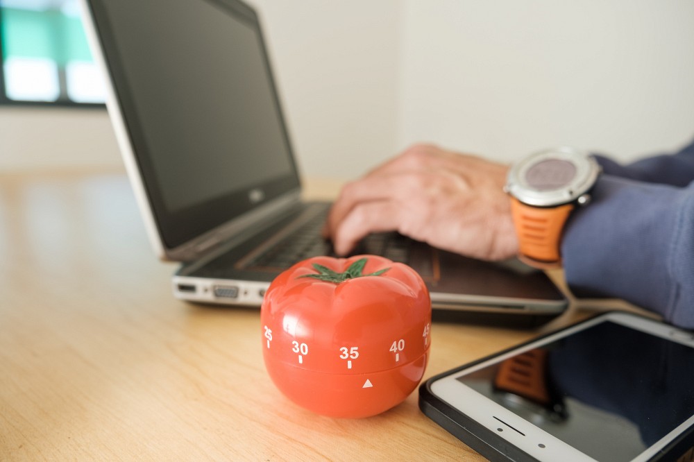 D&eacute;velopp&eacute;e par Francesco Cirillo, la technique&nbsp;Pomodoro&nbsp;(&laquo;&nbsp;tomate&nbsp;&raquo; en italien)&nbsp;fait r&eacute;f&eacute;rence au minuteur de cuisine employ&eacute; par Cirillo pour d&eacute;limiter les p&eacute;riodes de travail et de pause.&nbsp;