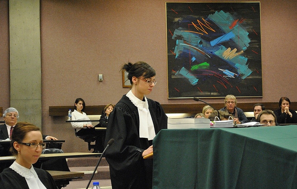 Au centre, St&eacute;phanie Auclair, r&eacute;cipiendaire du 2e&nbsp;prix de plaidoirie, et &agrave; l'extr&ecirc;me gauche, Marie Pier Marcheterre, qui pr&eacute;pare son dossier.