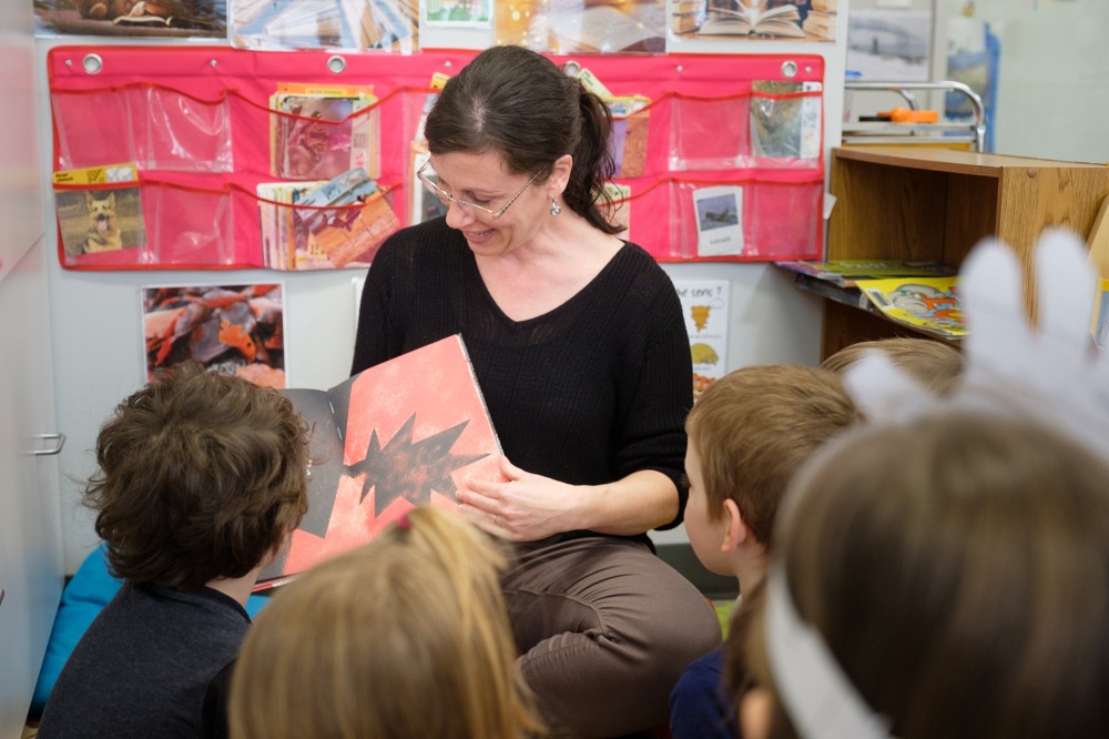 Sherley Bernard, &eacute;ducatrice du groupe des 4 ans au&nbsp;CPE Tout-petit, Toute-petite, lors d'un moment de lecture.