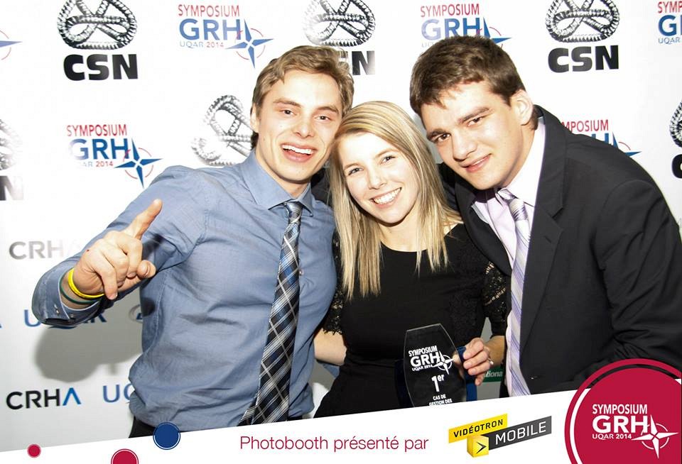 De gauche &agrave; droite: Marc-Antoine Fortin, Marie-&Egrave;ve Gagnon et Simon Lapointe, fiers repr&eacute;sentants de l'UdeS lors du Symposium GRH 2014 et membres de l'&eacute;quipe gagnante de l'&eacute;preuve R&eacute;solution de cas acad&eacute;mique en ressources humaines.