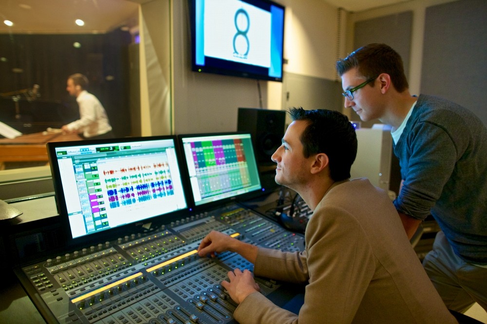 Samuel Desrosiers et Robin Girard, &eacute;tudiants en musique interactive, travaillant &agrave; la console