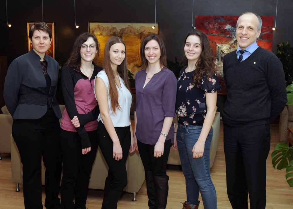 Pre Sophie Desindes, pr&eacute;sidente de la SMUS, Laura-Audrey Gibily, r&eacute;cipiendaire, Gabrielle Houle-Clermont, r&eacute;cipiendaire, Shenna Geiger, r&eacute;cipiendaire, Rachel Lavigne, r&eacute;cipiendaire et Pr Pierre Cossette, doyen de la FMSS